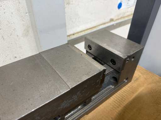   Machine vise