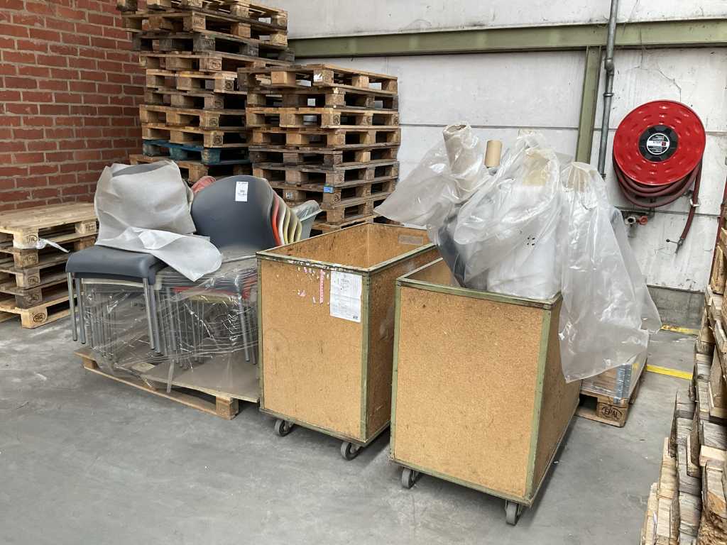 Partij stapelbare kantinestoelen