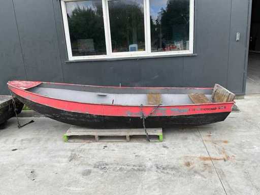 Flat bottom rowing boat