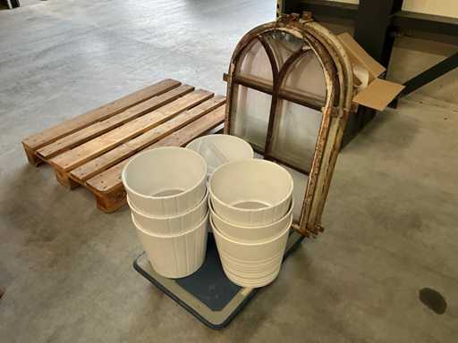 Finestre e vasi di fiori broccanti / antichi