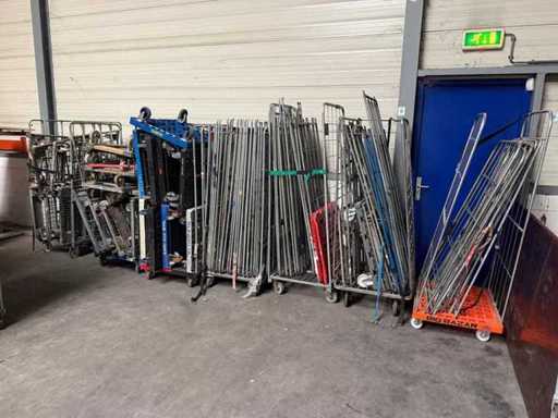 Un lot de containere cu role