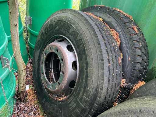 Truck tire (8x)
