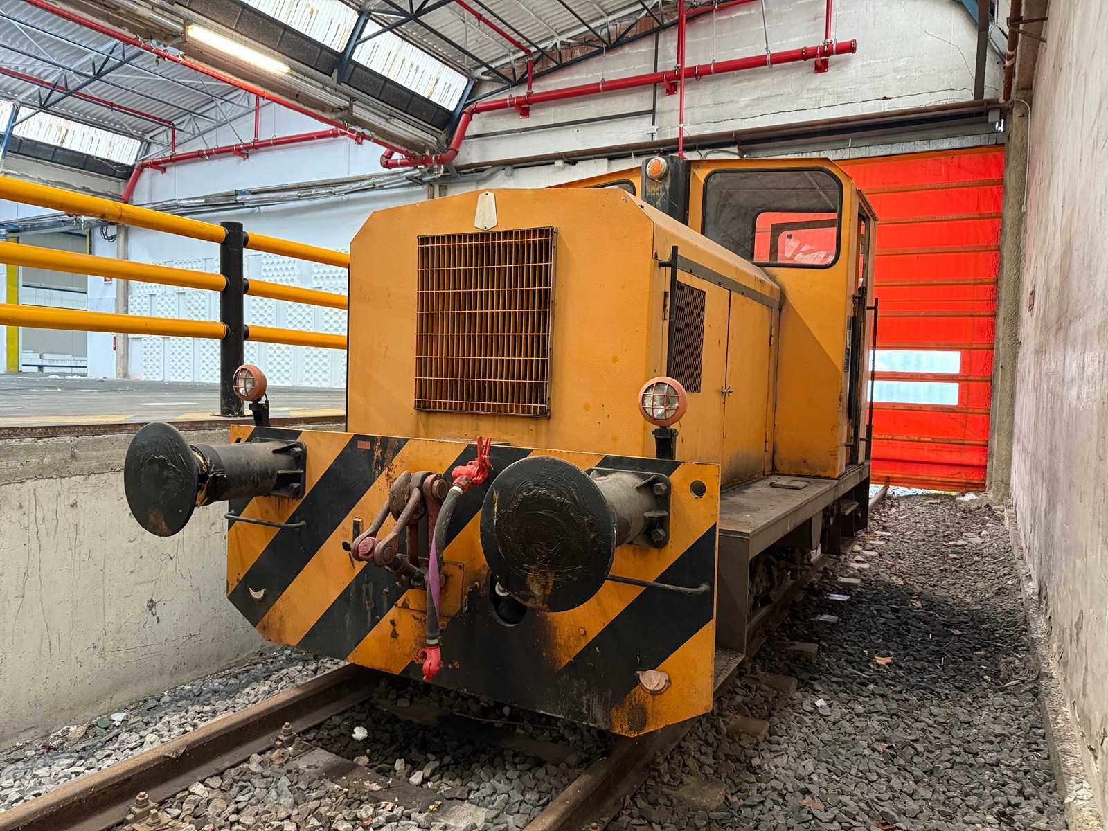 Locomotive for internal transport