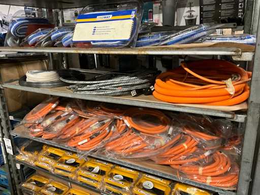 Lotto di tubi per lavabo e cablaggi elettrici