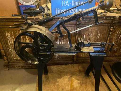 Antike Holz- und Metallbearbeitungsmaschine (8x)