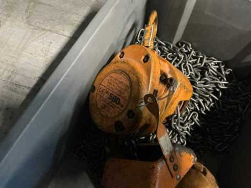 Un palan jaune de 500 kg dans un étui avec chaîne et sac de 12 mt