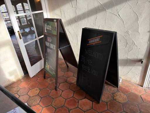 Cartello sul marciapiede (3 volte)