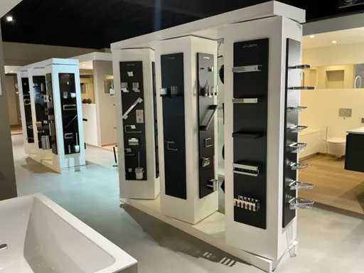 Divers accessoires de salle de bain EMCO (130x)