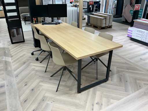 Table de salle à manger avec chaises