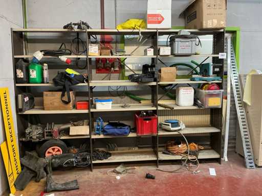 Lagerregal mit Inhalten