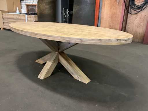 Ovaler Esstisch aus Holz