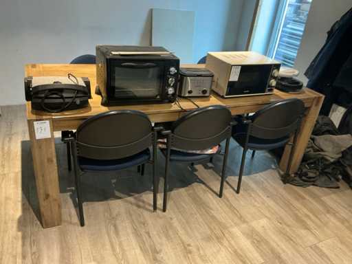 Esstisch mit Stühlen