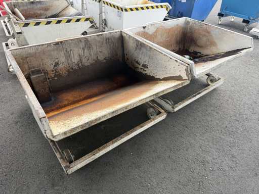   2 tipping containers