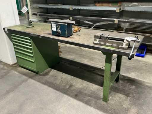 Workbench with drawer body