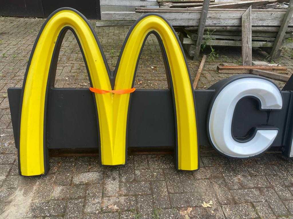 Oświetlenie znaków reklamowych MacDonalds