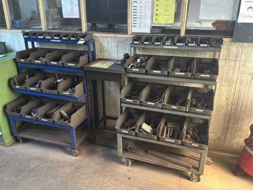 Stellingkast op wielen met inhoud