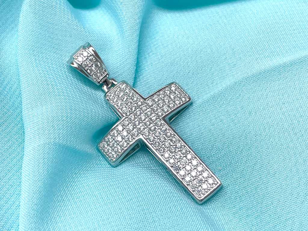 Cross pendant with beautifully set brilliants of high quality