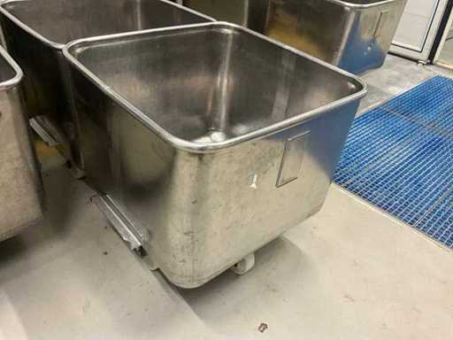 Various stainless steel feeding tubs (5x)