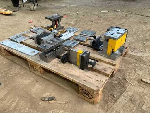 Charge von Stanzwerkzeugen Aluminiumprofilbearbeitung