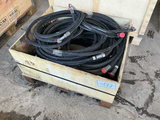 Skrzynia paletowa z wężami hydraulicznymi