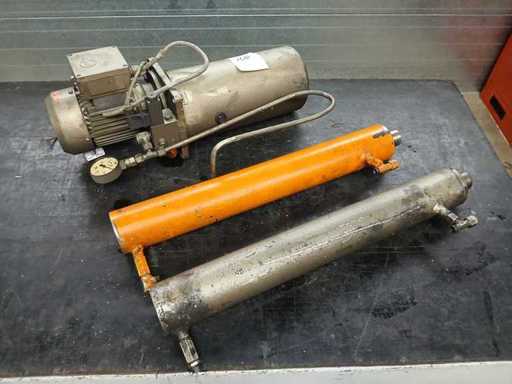 ABM – Hydraulikpumpe mit Zylindern