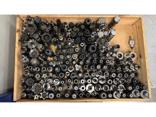 HSK63 – Satz von Fräs- und Drehwerkzeughaltern Typ HSK63 mit Kegeln, Spannwellen, Bohrköpfen und Fräsfräsen (190x)