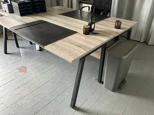 Houten schrijftafel met metalen onderstel (3x)