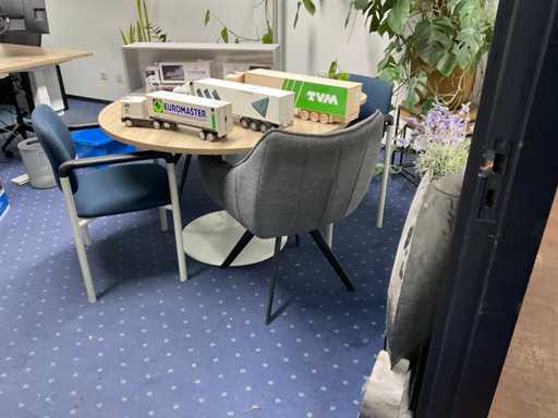 Tafel met 4 stoelen.