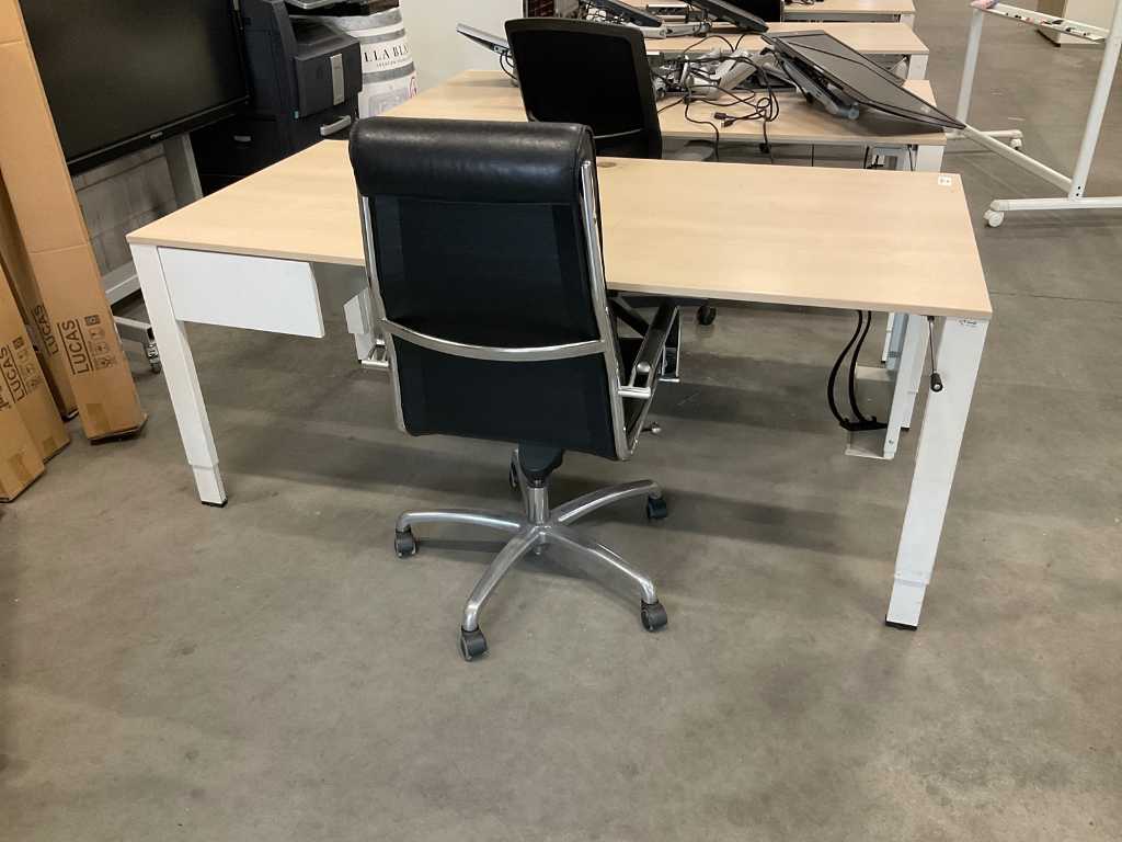 Höhenverstellbarer Schreibtisch mit Stuhl