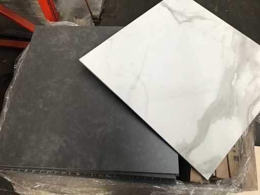 Partij diverse tegels en natuursteen 1 palet