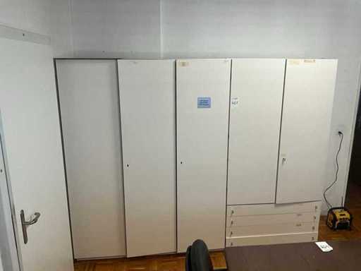 Schrank mit Inhalt