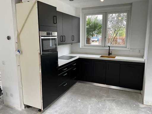 Keuken met apparatuur