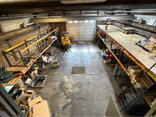 Rack pallet con parti del motore e vari