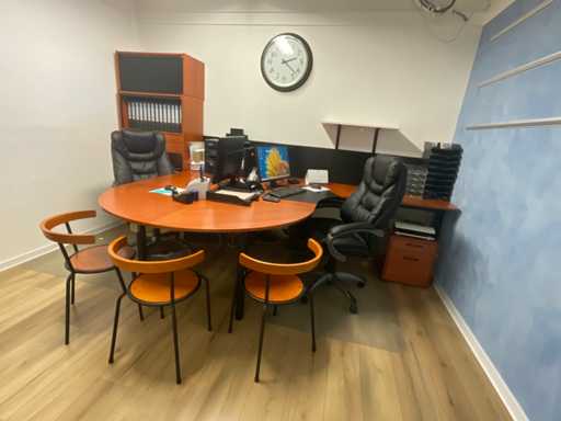 Complete kantoorinventaris; bureau’s / stoelen / beeldschermen / kasten / printer