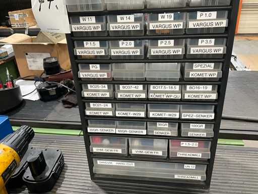 Partij draadfreesplaten in assortimentsdoos