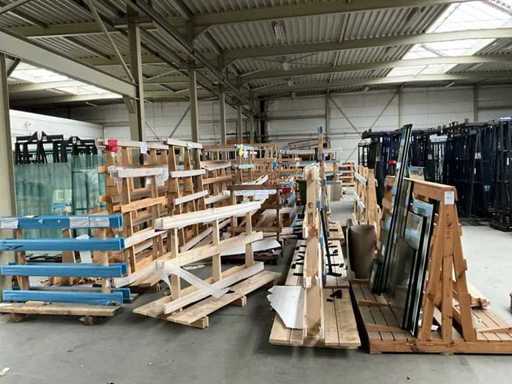 Un set de diverse cadre de transport din lemn