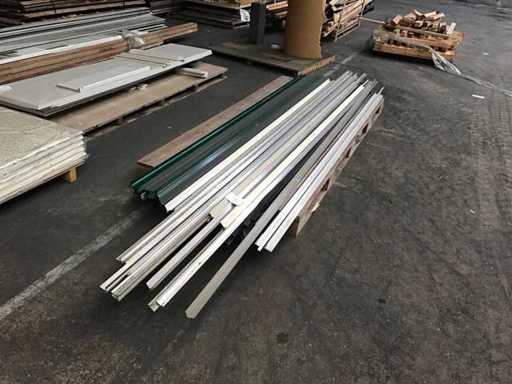 Angolo in alluminio e rifiniture del tetto