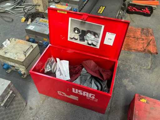 Trousse à outils avec combinaison de protection chimique