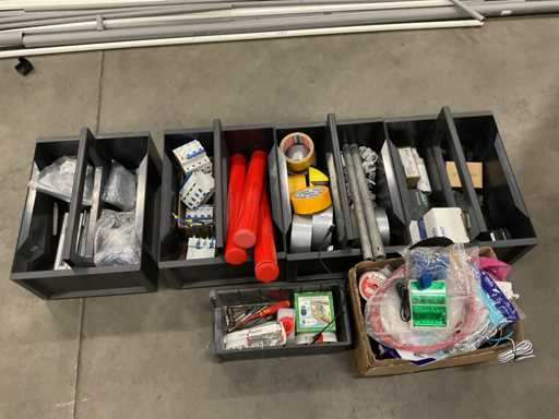 Charge von sonstigem Zeug im Take-away-Behälter