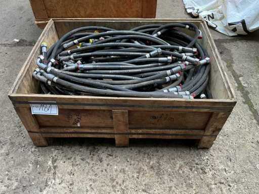 Skrzynia paletowa z wężami hydraulicznymi 