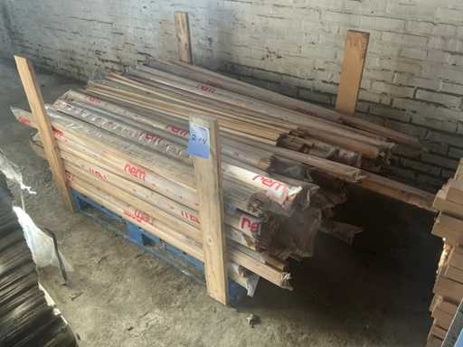 Lot de cadres et lattes en bois