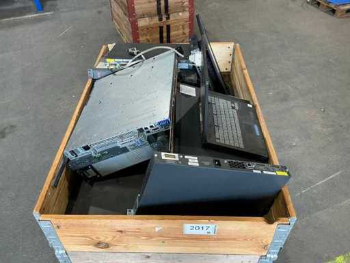Ensemble de Multiswitch, ordinateur portable, câbles et écrans