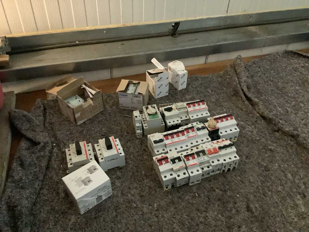 Batch of various main switch