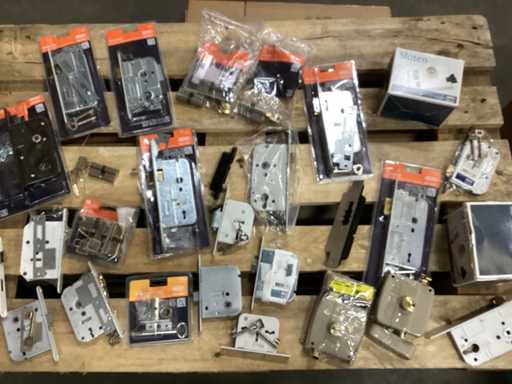 NEMEF miesza wiele różnych zamków i cylindrów