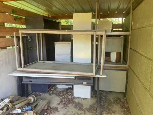 Armoire à dossiers et tables du parti