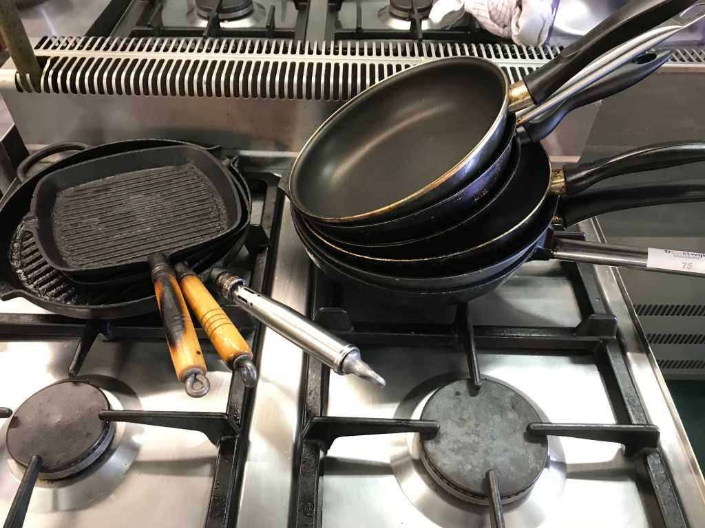 Various frying pans (9x)