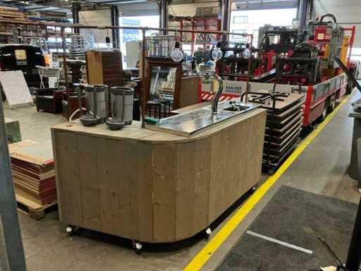 Mobilne meble barowe z kranem piwnym