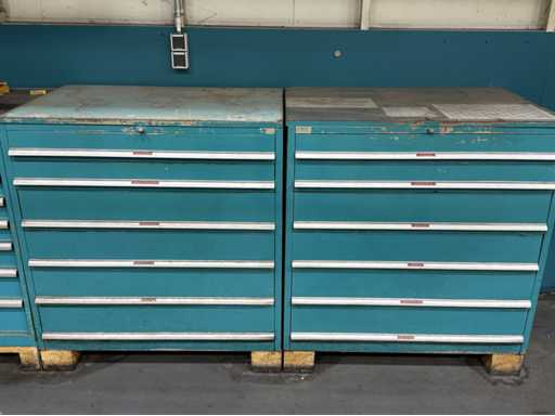   2 armoires à tiroirs avec contenu