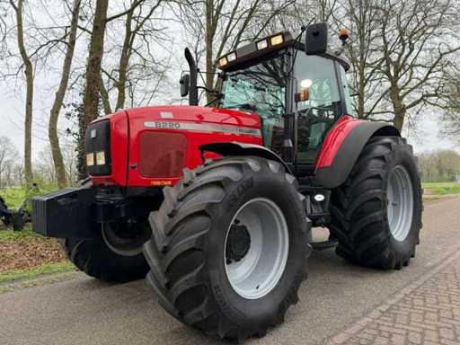 Tracteur agricole Massey Ferguson 8220 à quatre roues motrices 2000