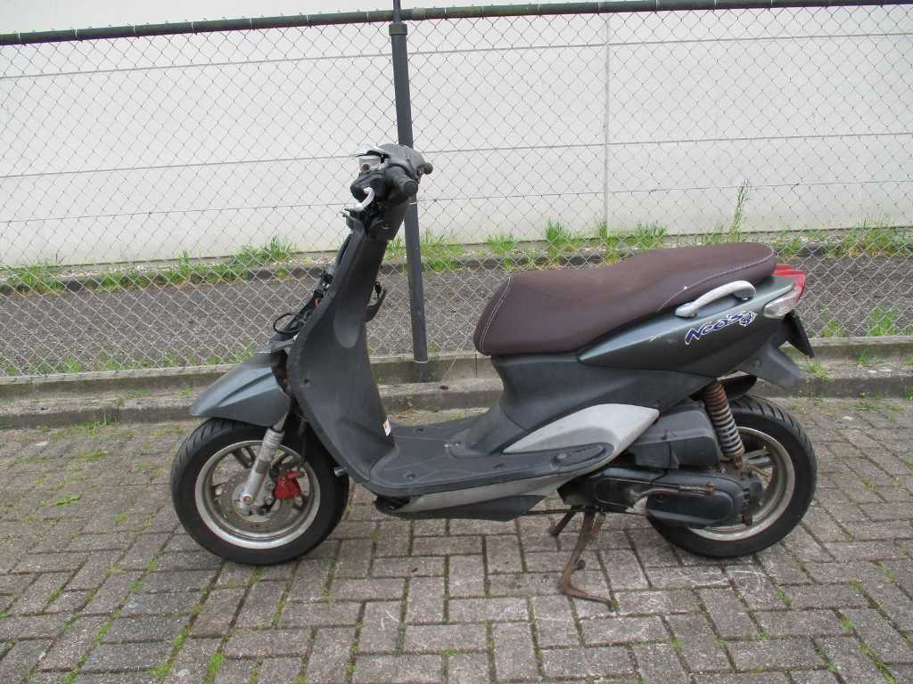 Yamaha Neo (skuter przeznaczony tylko na części!) - Motorower - Wtrysk - Skuter